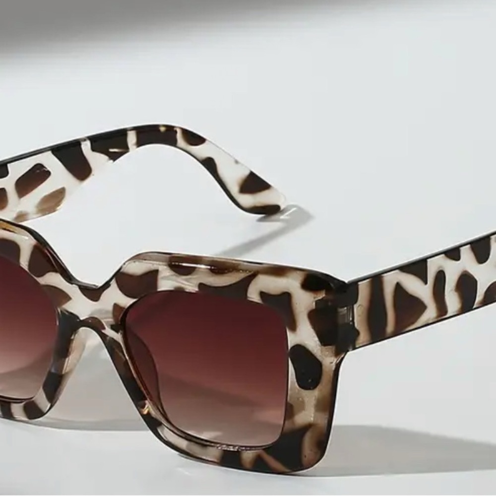 Stylish Tortoiseshell Oversized Sunglasses - Picture 3 of 3